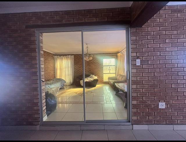 5 BEDROOM HOUSE FOR SALE IN BEDWORTH PARK